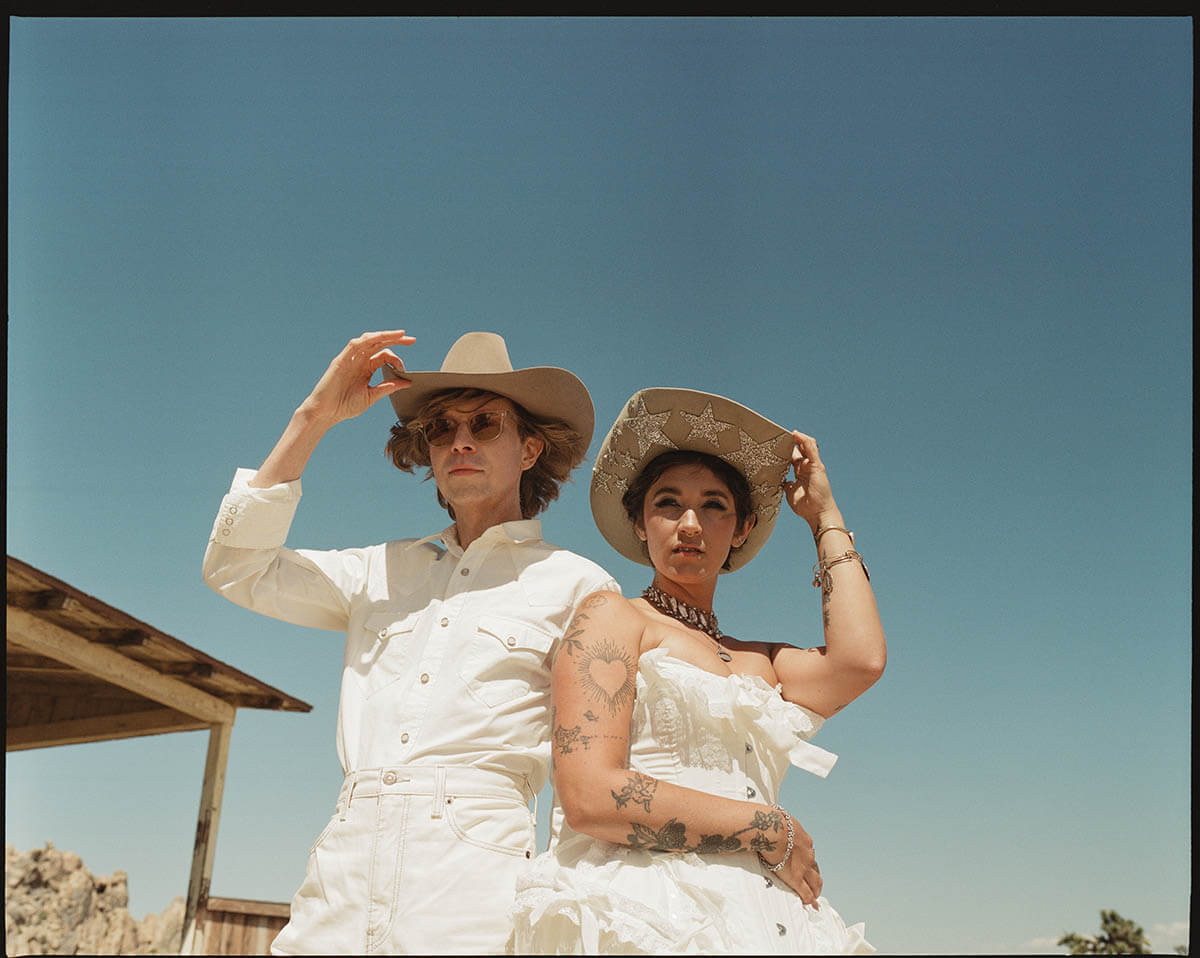 Beck estrena una colaboración con Sierra Ferrell: “Ride Lonesome”